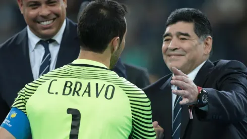 Maradona levanta el ánimo de Claudio Bravo tras perder "una copita".