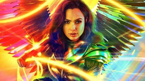 "Wonder Woman 1984" se postergó en múltiples ocasiones, hasta que finalmente Warner Bros. decidió estrenarla en streaming y en los cines que estuviesen abiertos.