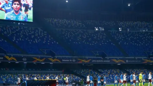 Napoli le rendirá homenaje a Diego Maradona rebautizando el estadio San Paolo con su nombre. En la imagen el ingreso de los equipos a mitad de semana por Europa League