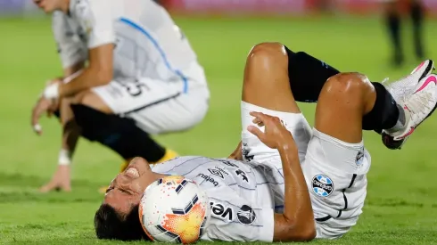 César Pinares recibió maltrato en la cancha del Defensores del Chaco de Asunción, donde Gremio cosechó una sólida victoria