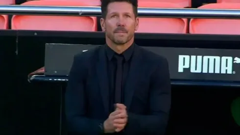 Diego Simeone llora en el minuto de silencio por Diego Maradona