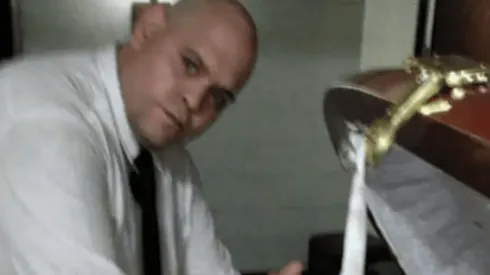 La polémica foto de Diego Molina (cortada por respeto en esta imagen) junto al cuerpo de Diego Maradona