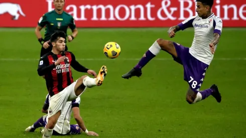 Erick Pulgar y Fiorentina cayeron ante el AC Milan en la Serie A.