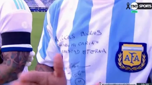 Lucas Barrios usó su camiseta autografiada por Maradona
