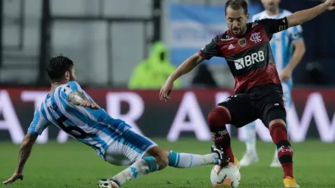 El lateral izquierdo chileno fue la figura destacada de Racing frente a Flamengo.