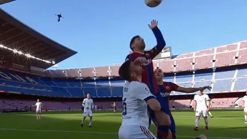 Messi casi emula La Mano de Dios en el Barcelona... otra vez.