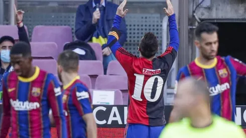 Messi y la 10 de Newell's en pleno partido del Barcelona como homenaje a Maradona.