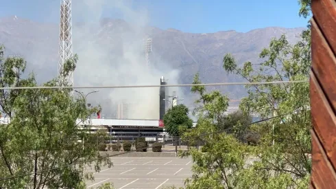 El incendio en el estadio Monumental captado por un usuario en redes sociales.