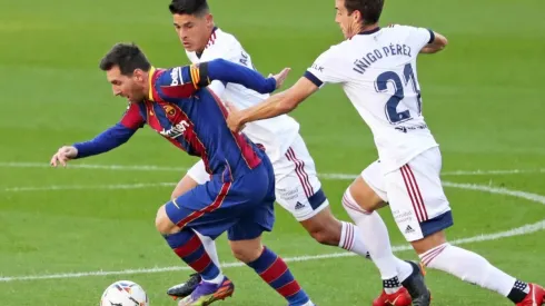 Lionel Messi escapa de la marca de dos jugadores del Osasuna