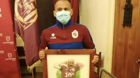 Humberto Suazo recibe el reconocimiento por sus 100 goles