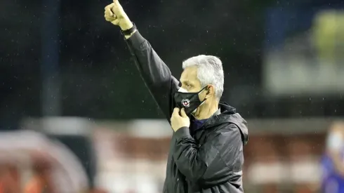 Reinaldo Rueda en la banca de Chile ante Venezuela