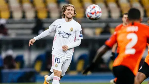 Luca Modric, volante del Real Madrid no quiere perder de vista la pelota y buscar los 3 puntos ante Cádiz