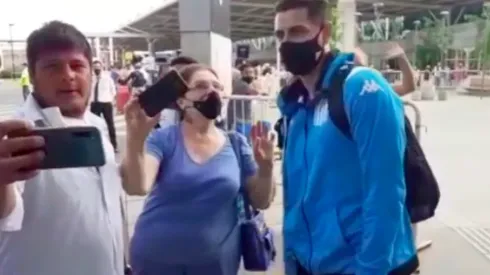 Los hinchas de Racing recibieron como héroe a Gabriel Arias en su llegada a Argentina