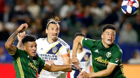 Zlatan Ibrahimovic mandó a dos jugadores del Portland Timbers a dividir su camiseta.