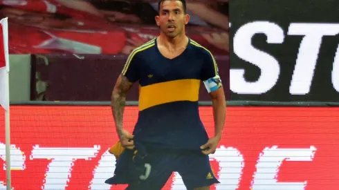Carlos Tevez y su festejo en Copa Libertadores con la camiseta de Diego Maradona.