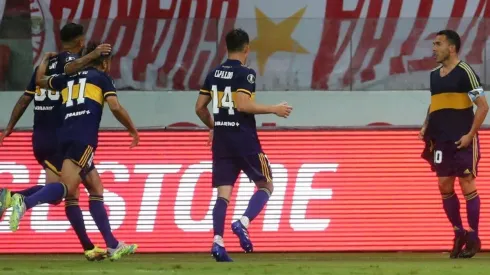 Carlos Tevez festeja su gol a Inter de Porto alegre en la Libertadores mostrando la camiseta de Diego Maradona
