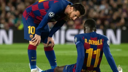 Lionel Messi consuela a Ousmane Dembélé luego de una de sus lesiones