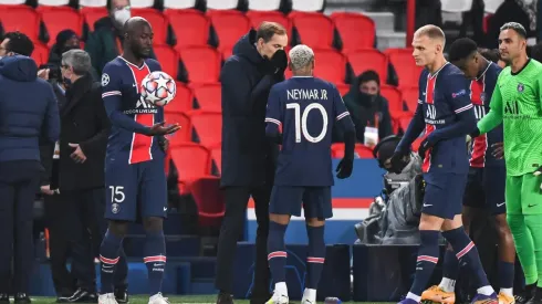 Los jugadores de ambos equipos abandonaron la cancha forzando a suspender el duelo.