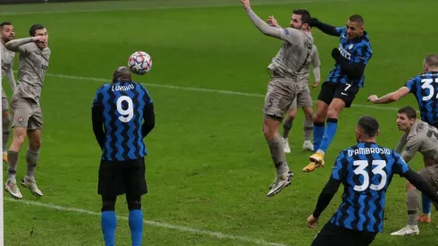 Alexis Sánchez y su cabezazo: pudo ser golazo y héroe, pero Lukaku la sacó.