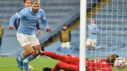 Sergio Agüero marcando un gol para el City