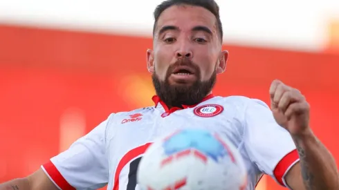 Fernando Cordero domina el balón