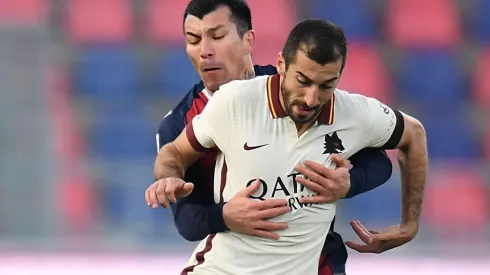 Gary Medel y su fuerte marca sobre Henrikh Mkhitaryan