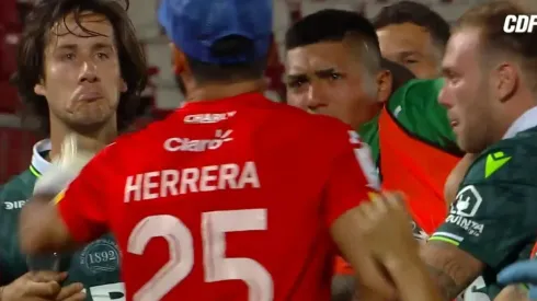 Francisco Alarcón se hace "el larry" frente a Johnny Herrera, después de gritarle el gol en la cara en el clásico Wanderers-Everton