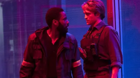 John David Washington y Robert Pattinson en una escena de "Tenet", la nueva película de Christopher Nolan.