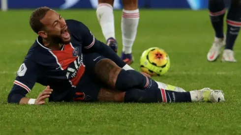 Thiago Mendes le cometió una brutal falta al brasileño.