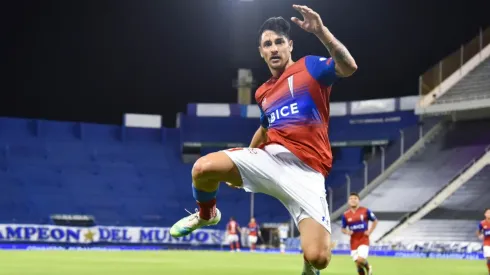 Con la ventaja del triunfo en la ida, Universidad Católica recibe a Vélez Sarsfield de Pablo Galdames en la vuelta en San Carlos de Apoquindo.