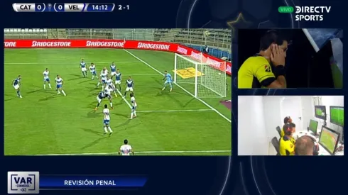 Leodan González dio penal tras mano de Juan Fuentes que revisó en el VAR.