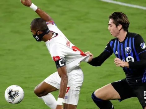 Jugador se viraliza por jugar todo un partido con tapabocas