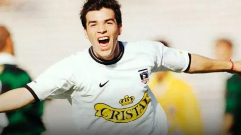 Sebastián González festejando con la camiseta de Colo Colo
