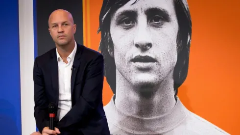 Jordi Cruyff con la foto de fondo de su padre Johan