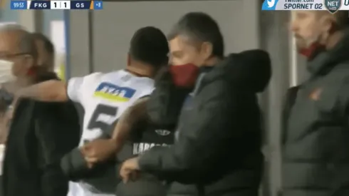 La furia de Enzo Roco en Turquía: se fue expulsado y peteó una puerta.