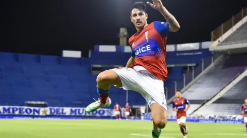 Fernando Zampedri festeja en Liniers ante Vélez