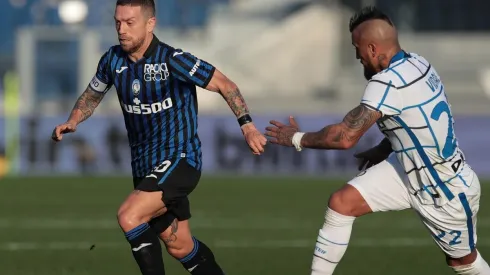 Arturo Vidal marca al Papu Gómez