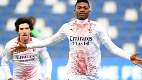 Rafael Leao festeja su gol que entra en la historia del fútbol italiano