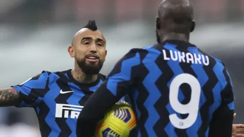 Arturo Vidal festeja en el triunfo de Inter contra Spezia: Inter y Milan pelean la punta de la Serie A.