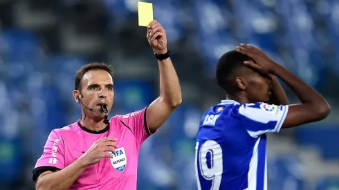 Alexander Isak recibe tarjeta amarilla