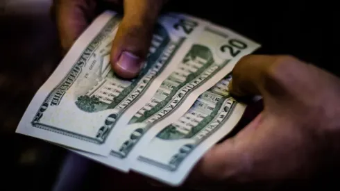 El dólar se cerró sus transacciones en $713,75 ayer miércoles