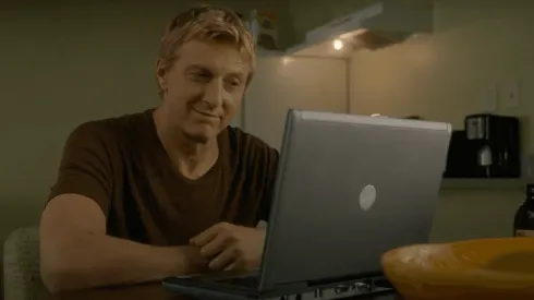 William Zabka es el responsable de corregir la fecha y adelantar el estreno de "Cobra Kai" en Netflix.