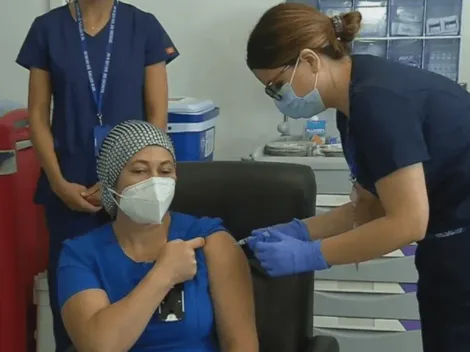 Vacunación en Chile | Hoy se vacunó la primera persona contra el Covid-19 en Chile