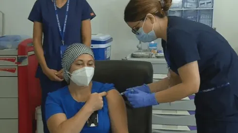 Se vacuna la primera persona en Chile