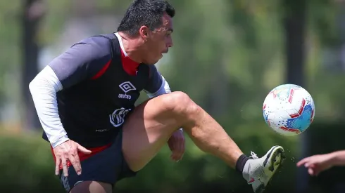 Esteban Paredes entrena a la par en Colo Colo.