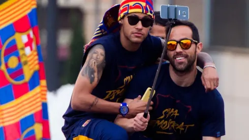 Neymar y Claudio Bravo comparten la celebración del título de La Liga de España con Barcelona en 2016