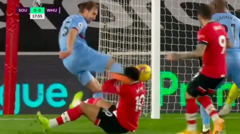 Dawson le pegó tremenda patada a Adams en la Premier League