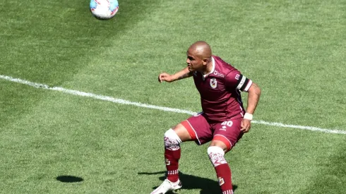 Humberto Suazo con el balón en la mira siempre
