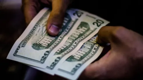 Cae el precio del dólar