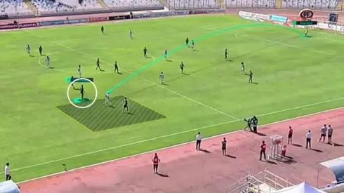 Javier Parraguez recibirá este balón para iniciar la jugada del gol de Colo Colo